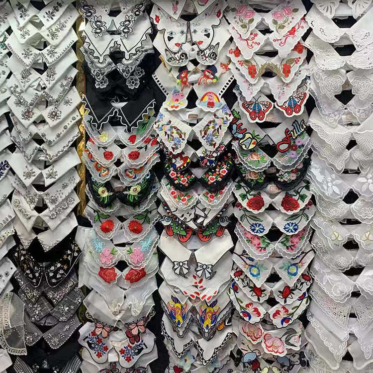 フェイクレースの首輪は普段の服装をどのように変えることができるのでしょうか？