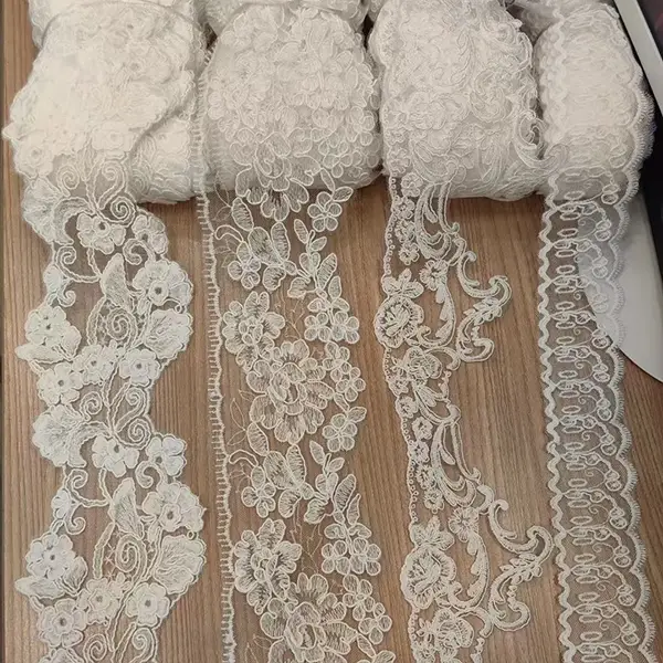 女性用服用のファッショナブルで絶妙なメッシュポリエステル刺繍レース