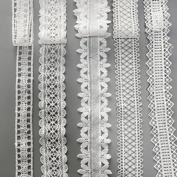 ファッショナブルな白いミルクシルク刺繍レースの衣類アクセサリー