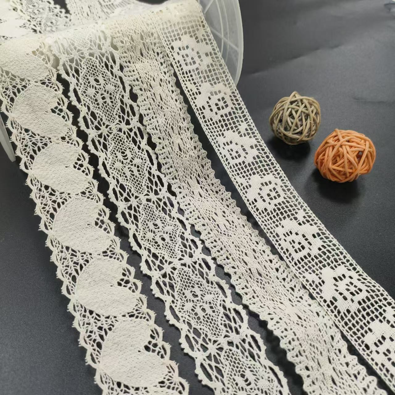 白い100％狭い綿レーストリムかぎ針編みの刺繍レース