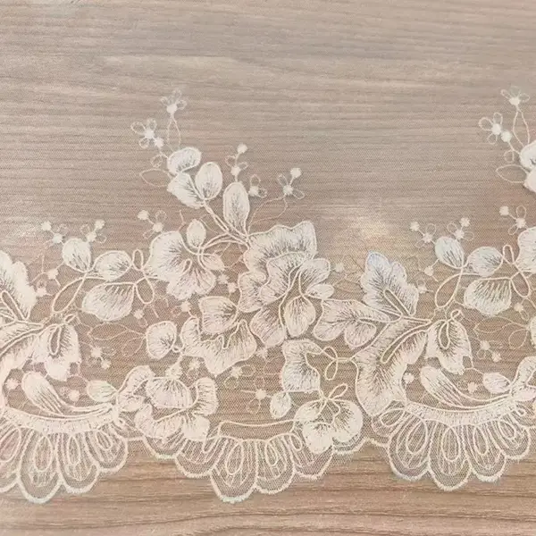 婦人服用の古典的な絶妙なメッシュポリエステル刺繍レース